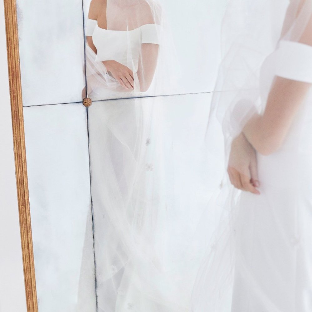 Carolina Herrera Wedding Dress - Picture 3 of 5